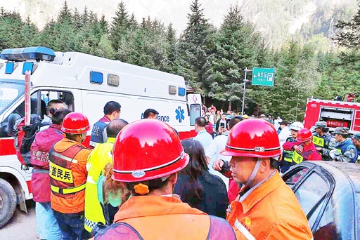 成飞医院医疗队到达九寨沟县，立即投入伤员抢救。