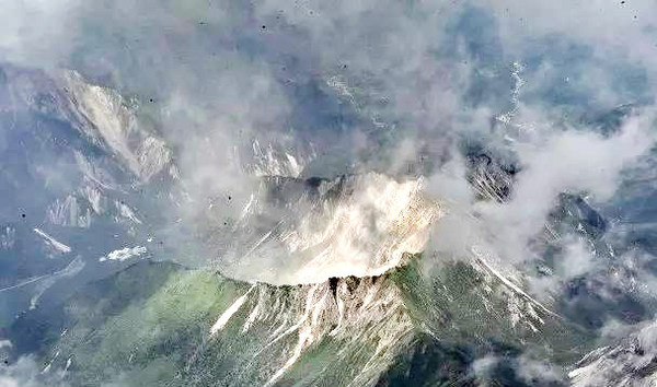 九寨沟震后航拍的山体滑坡